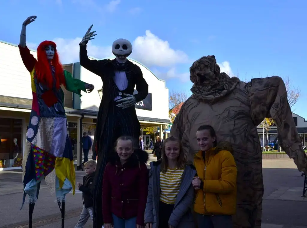 halloween stilt walkers