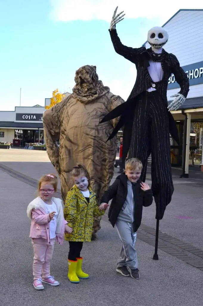 halloween stilt walkers2
